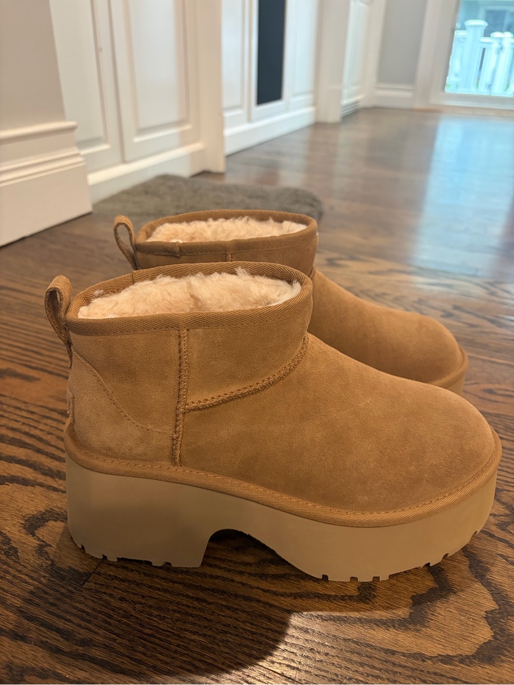 UGG Women’s Mini Heeled Boots - Chestnut Size 8 - NEVER WORN - Picture 5 of 6